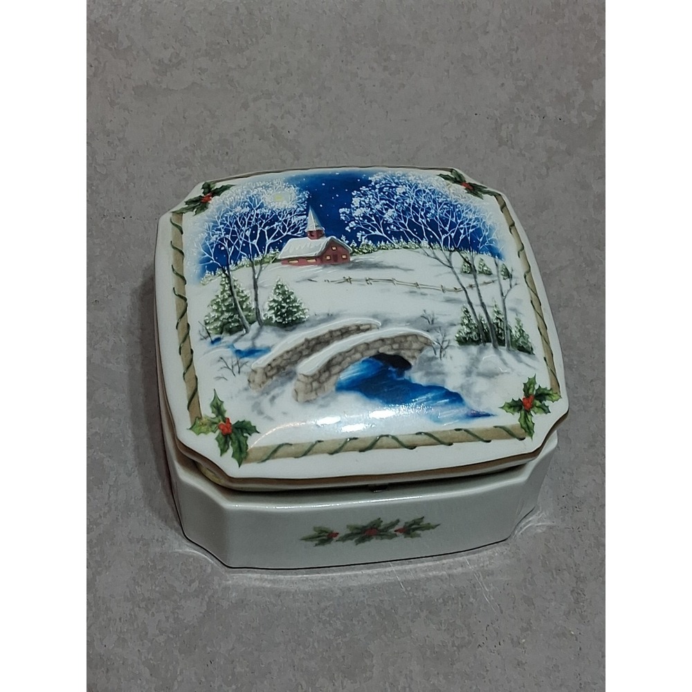 Heritage House Porcelain Music Box Melodies of Christmas Silent Night Ed. 1987